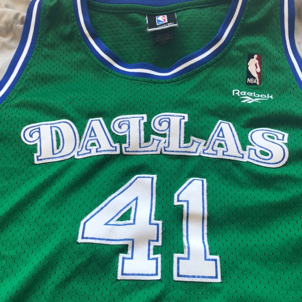 Dallas Mavericks Dirk Nowitzki jersey.